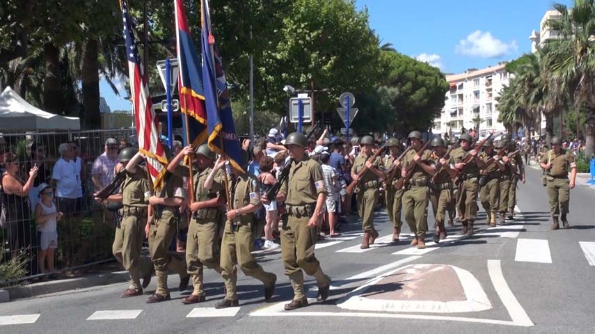 Image 2 Défilé de véhicules militaire historiques pour le 74 éme anniversaire du débarquement des troupes alliées en provence.