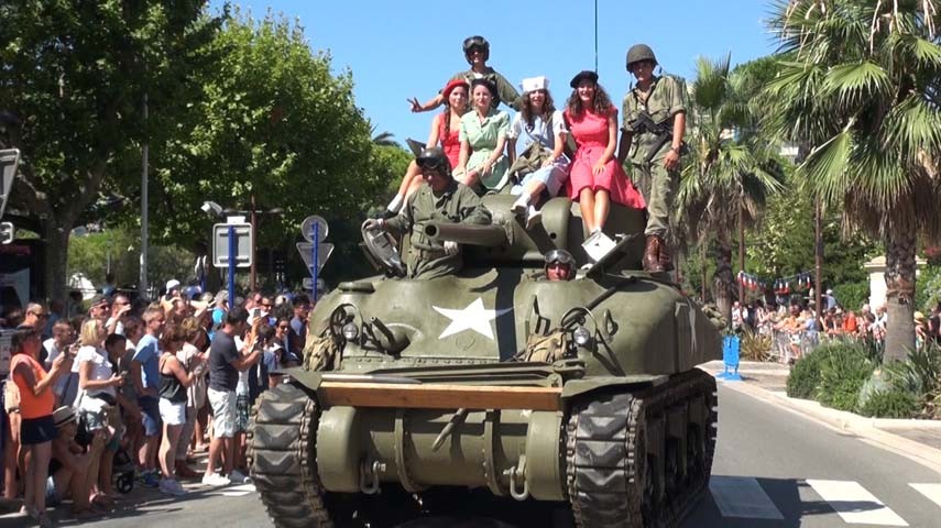 Défilé de véhicules militaire historiques pour le 74 éme anniversaire du débarquement des troupes alliées en provence.