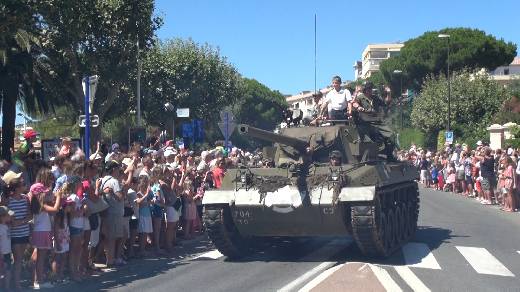 DEFILE DES VEICULES MILITAIRE A SAINTE MAXIME POUR LE 70 EME ANNIVERSAIRE DU DEBARQUEMENT DE PROVENCE