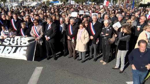 SAINTE MAXIME MARCHE SILENCIEUSE 'JE SUIS CHARLIE' AVEC LA PARTICIPATION DE NOMBREUX ELUS DES COMMUNES DU GOLFE